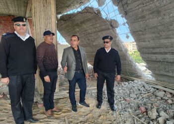 ‫ “الإسكان “: جهاز مدينة الشروق يُزيل دورا مخالفا بأحد العقارات على نفقة المخالف..ويسترد 3 وحدات سكنية متعدى عليها