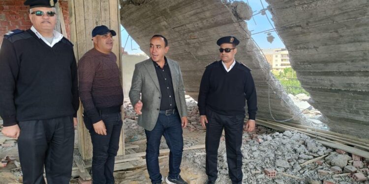  “الإسكان “: جهاز مدينة الشروق يُزيل دورا مخالفا بأحد العقارات على نفقة المخالف..ويسترد 3 وحدات سكنية متعدى عليها