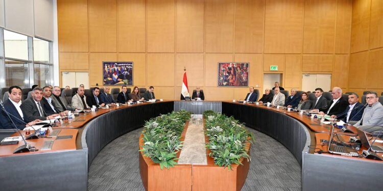 وزير الإسكان يتابع موقف تنفيذ وحدات المبادرة الرئاسية “سكن لكل المصريين” بمحورى منخفضى ومتوسطى الدخل بالمحافظات والمدن الجديدة