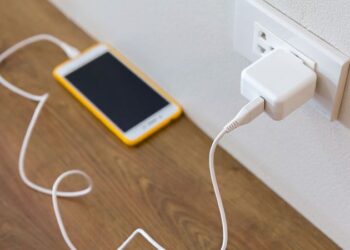 رخيصة لكنها خطيرة.. احذروا شواحن الهواتف المزيفة