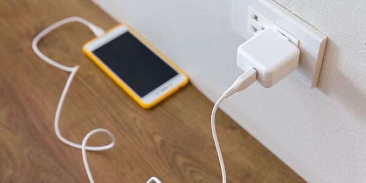 رخيصة لكنها خطيرة.. احذروا شواحن الهواتف المزيفة