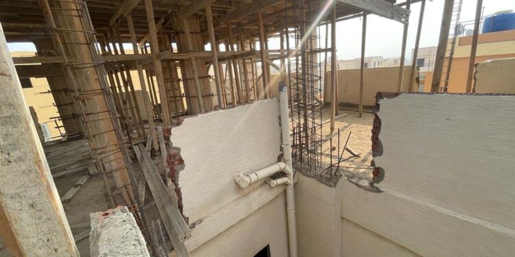 جهاز مدينة بدر يُزيل شدة خشبية ومخالفة بناء بقطعتي أرض سكنيتين..ويتحفظ على معدات