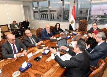 مسئولو الإسكان والوزارات المعنية يستعرضون خطة إنشاء التجمعات المتطورة بمحافظة مطروح 