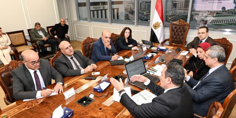مسئولو الإسكان والوزارات المعنية يستعرضون خطة إنشاء التجمعات المتطورة بمحافظة مطروح