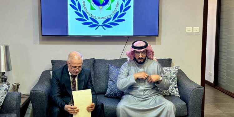 المجلس العربى الافريقى يوقع اتفاقا مع شركة قمم الجبال للتطوير والاستثمار بالسعودية
