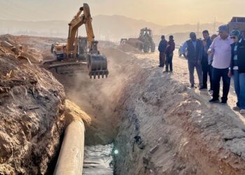 ‫ ” الإسكان “: ربط خط المياه المغذي لمنطقة عتاقة الصناعية وتوسعاتها والمنطقة الحرة بعد تجديد جزء منه 