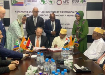 الوزير يشهد  مراسم توقيع عقد باكورة مشروعات الشركة بجزر القمر لإنشاء ميناء موهيلي بقيمة ٦٠ مليون يورو