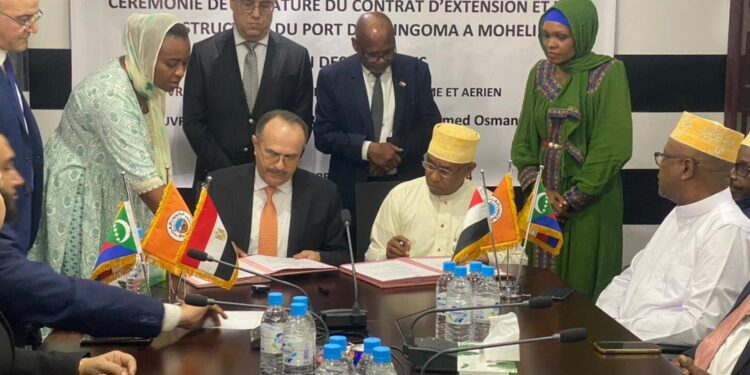 الوزير يشهد مراسم توقيع عقد باكورة مشروعات الشركة بجزر القمر لإنشاء ميناء موهيلي بقيمة ٦٠ مليون يورو