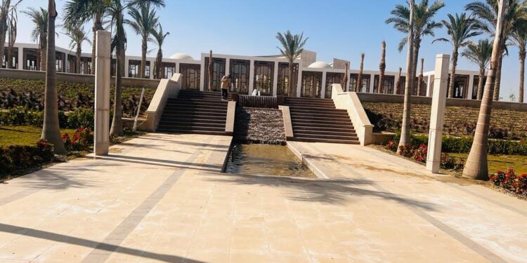 رئيس جهاز العاصمة الإدارية الجديدة يتفقد سير العمل بالحدائق المركزية ” كابيتال بارك “