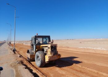 مسئولو ” الإسكان ” يتفقدون سير العمل بمشروعات الطرق والمرافق بمدينة سفنكس الجديدة