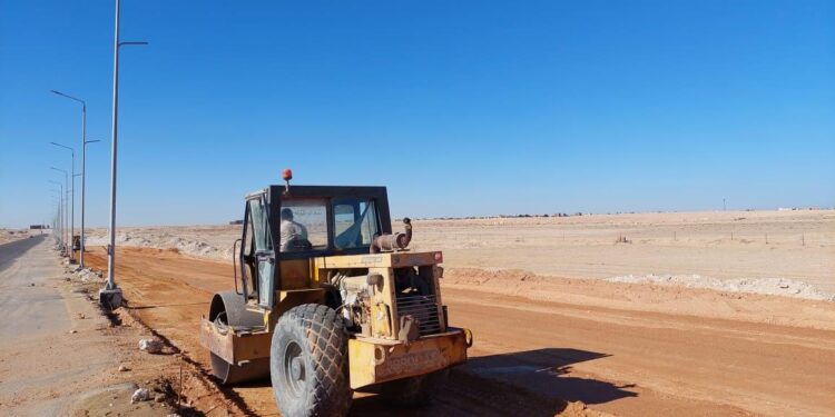 مسئولو ” الإسكان ” يتفقدون سير العمل بمشروعات الطرق والمرافق بمدينة سفنكس الجديدة
