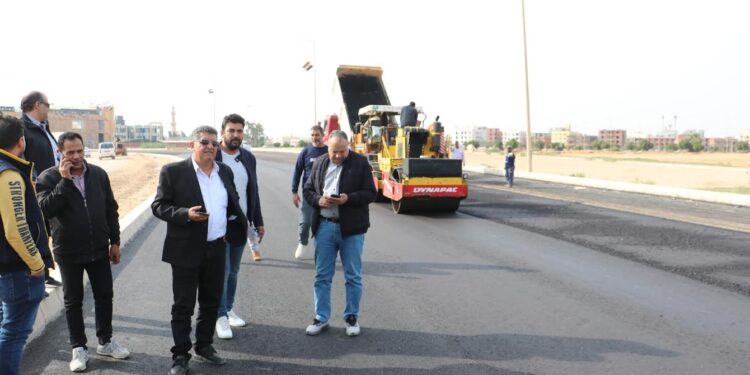 وزير الإسكان يتابع سير العمل بعددٍ من مشروعات الطرق والمرافق والتطوير الجاري تنفيذها بمدينة السادات