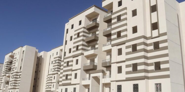 وزير الإسكان يُتابع موقف وحدات المبادرة الرئاسية “سكن لكل المصريين” والموقف الإقليمي الجديد بالعاشر من رمضان