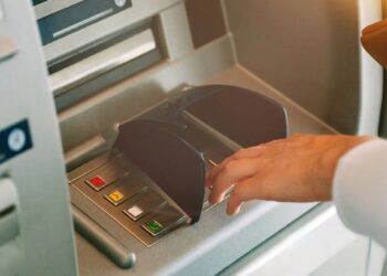 بنوك مصرية تحظر السحب النقدي من الخارج وسط أزمة نقص العملة الأجنبية