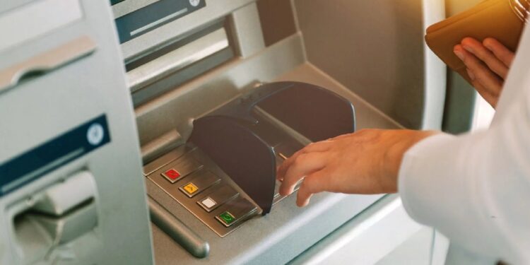 بنوك مصرية تحظر السحب النقدي من الخارج وسط أزمة نقص العملة الأجنبية