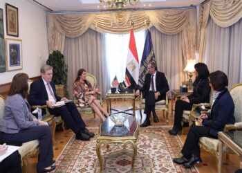 وزير الاتصالات يبحث مع سفيرة الولايات المتحدة بالقاهرة سبل تعزيز التعاون