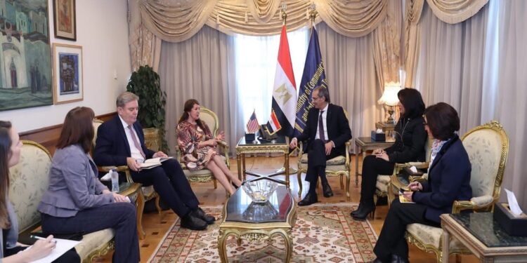 وزير الاتصالات يبحث مع سفيرة الولايات المتحدة بالقاهرة سبل تعزيز التعاون