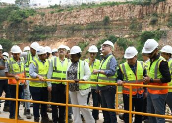 وزير الإسكان يشاهد تشغيل أول توربينة بمشروع سد ومحطة “جوليوس نيريري” الكهرومائية على نهر روفيجي بتنزانيا