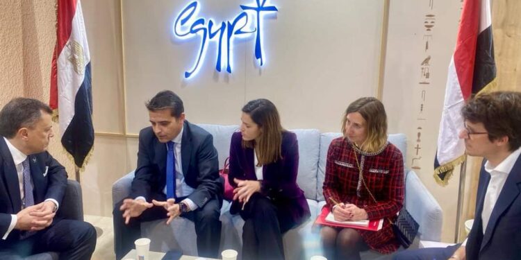 وزير السياحة والآثار يختتم زيارته للعاصمة الإسبانية مدريد بلقاء مجموعة من ممثلي ومسئولي شركات الطيران الإسبانية