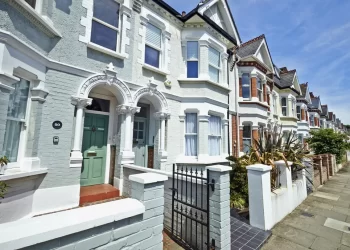 أسعار العقارات في بريطانيا تسجل أول زيادة سنوية منذ أغسطس