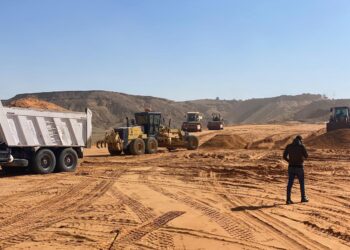 وزير الإسكان يتابع موقف مشروعات المرافق والطرق والتطوير الجارية بمدن القاهرة الجديدة وبدر والشروق