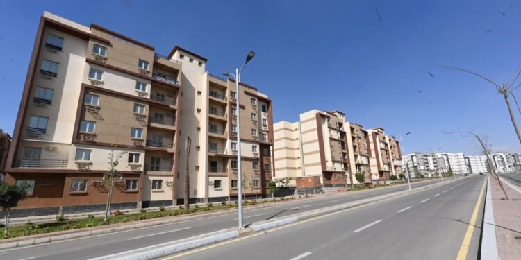 وزير الإسكان يتفقد الموقف التنفيذى للوحدات السكنية بمشروع “زهرة العاصمة” بمدينة بدر للموظفين المنتقلين للعاصمة
