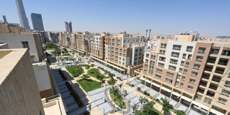 وزير الإسكان يُتابع موقف مشروعات الخدمات والمرافق بالحي السكني الثالث R3 بالعاصمة الإدارية الجديدة