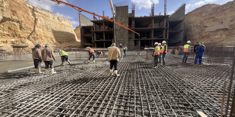 ” ابوحطب ” ملتزمون بأعلى معايير الجودة و التسليم المتفق عليها في مشروعاتنا رغم التحديات الحالية