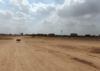 تكثيف أعمال الطرق والمرافق بالمناطق المضافة لمدينتي الشروق والعبور الجديدة لسرعة توفيق أوضاعها