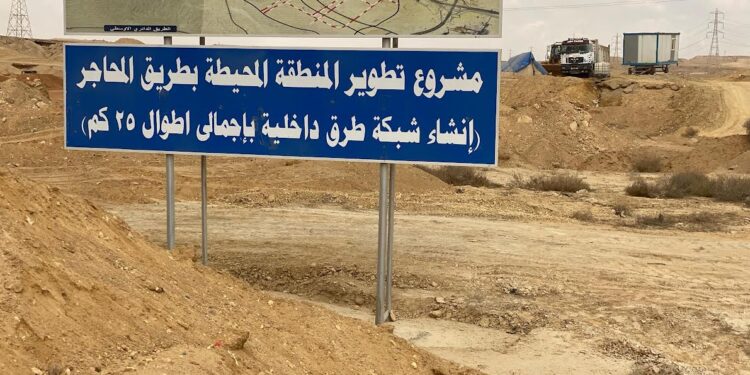 نائب رئيس ” هيئة المجتمعات العمرانية ” يتفقد مشروعات المرافق والطرق بمناطق الامتداد للقاهرة الجديدة