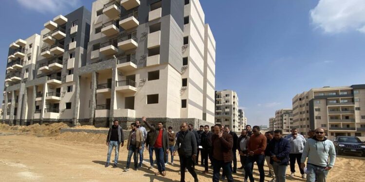 وزير الإسكان يُتابع موقف وحدات المبادرة الرئاسية ” سكن لكل المصريين ” بـ6 مدن جديدة