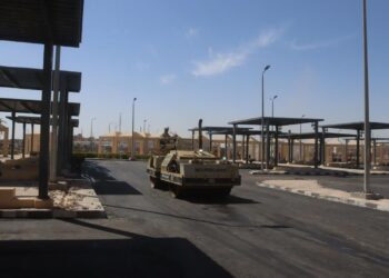 رئيس جهاز العاشر من رمضان يتابع أعمال تطوير الطرق والبنية الأساسية والخدمات بالمدينة