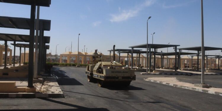 رئيس جهاز العاشر من رمضان يتابع أعمال تطوير الطرق والبنية الأساسية والخدمات بالمدينة