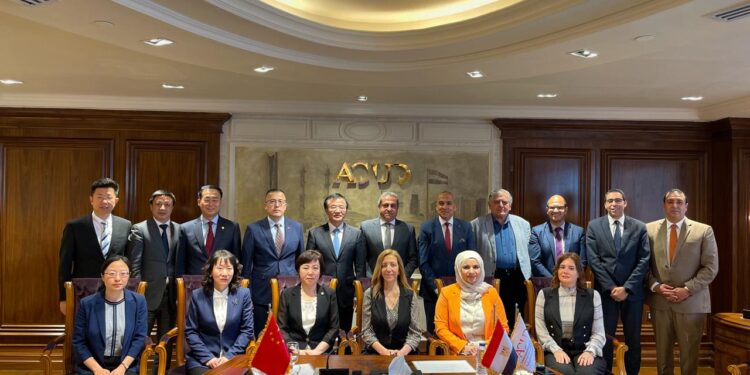 شركة العاصمة الإدارية للتنمية العمرانية وبلدة دونجبا بالعاصمة الصينية بكين توقعان مذكرة تفاهم لتبادل التكنولوجيا المتطورة والخبرات وإدارة مناطق السفارات