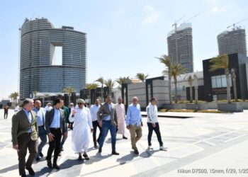 مساعد وزير الإسكان يصطحب وزير الإسكان العمانى والوفد المرافق له فى جولة بمدينة العلمين الجديدة