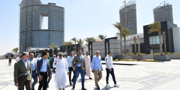 مساعد وزير الإسكان يصطحب وزير الإسكان العمانى والوفد المرافق له فى جولة بمدينة العلمين الجديدة