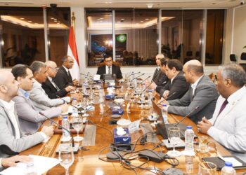 وزير الإسكان يبحث استخدام الحلول المتطورة لإدارة وتشغيل وصيانة منظومة مياه الشرب والصرف الصحى