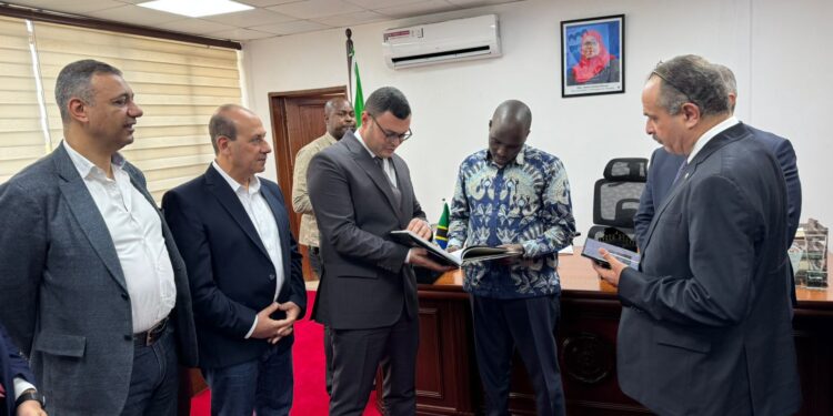 وزير الإسكان ونائب رئيس الوزراء التنزاني يتابعان تقدم الأعمال بمشروع سد ومحطة “جوليوس نيريري” الكهرومائية على نهر روفيجي بتنزانيا