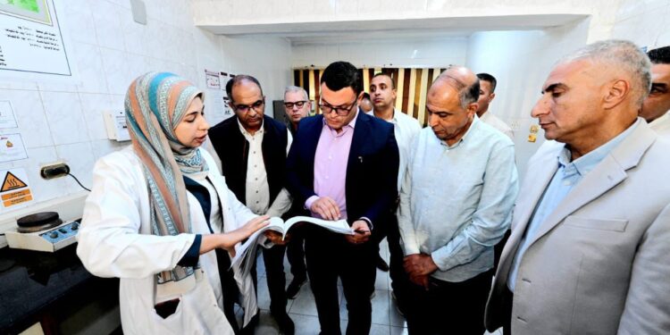 وزير الإسكان ومحافظ المنيا يتفقدان سير العمل بمحطتى تنقية مياه الشرب ومعالجة الصرف الصحى بمدينة المنيا الجديدة