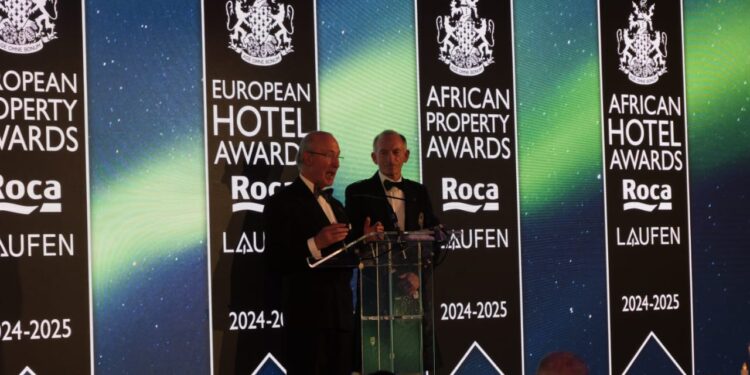 «إنفنيتي تاورز» تتسلم جائزة أفضل برج تجاري وأفضل برج إداري في مصر وأفريقيا لعام 2024-2025