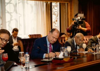 خالد عباس يلتقي وفداً من اتحاد الصحفيين العرب بالعاصمة الإدارية الجديدة