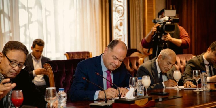 خالد عباس يلتقي وفداً من اتحاد الصحفيين العرب بالعاصمة الإدارية الجديدة