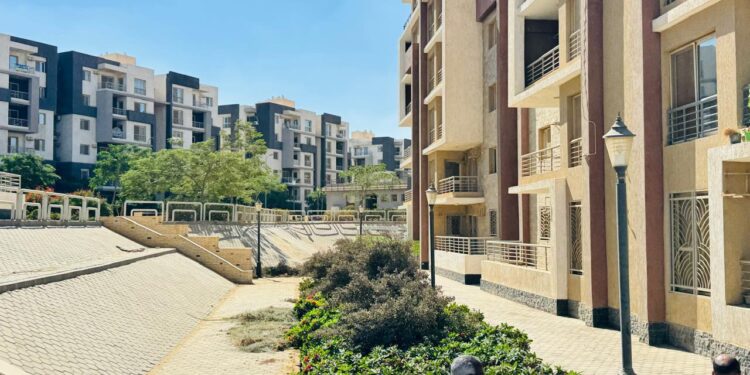 تنفيذاً لتوجيهات وزير الإسكان:  رئيس جهاز القاهرة الجديدة يتفقد وحدات سكن مصر وجنة وأعمال الطرق والمرافق