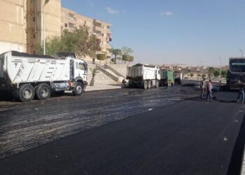 رئيس جهاز مدينة 15 مايو يتفقد أعمال رفع كفاءة الطرق والأحياء السكنية بالمرحلة الثالثة بالمدينة