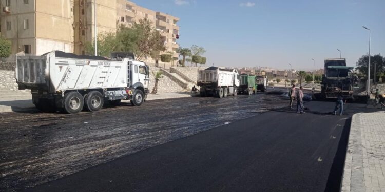 رئيس جهاز مدينة 15 مايو يتفقد أعمال رفع كفاءة الطرق والأحياء السكنية بالمرحلة الثالثة بالمدينة