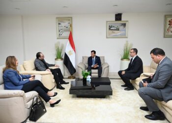 المستشار الاقتصادي أيمن حامد سليمان يلتقي وزير الشباب والرياضة لبحث تنفيذ مشروع كبير بالعاصمة الإدارية الجديدة