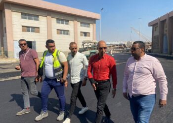 رئيس جهاز القاهرة الجديدة يتابع مشروعات الطرق بالتجمع السادس..وأعمال رفع كفاءة روافع المياه
