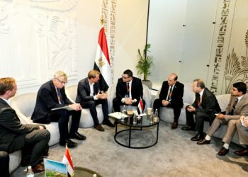 وزير الإسكان يبحث مع وزير البيئة الألماني سبل تعزيز التعاون المشترك فى مجال المدن الخضراء المستدامة