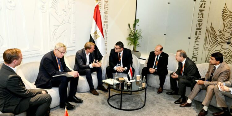 وزير الإسكان يبحث مع وزير البيئة الألماني سبل تعزيز التعاون المشترك فى مجال المدن الخضراء المستدامة