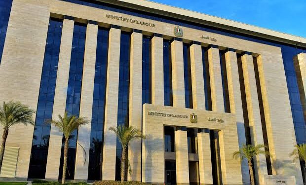 برواتب تصل إلى 8000 ريال.. وزارة العمل تعلن فتح باب التقديم على وظائف السعودية